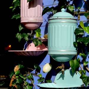 Deux fontaines en tôles émaillée l'une de rose, l'autre de vert - France  - collection de photos clin d'oeil, catégorie clindoeil